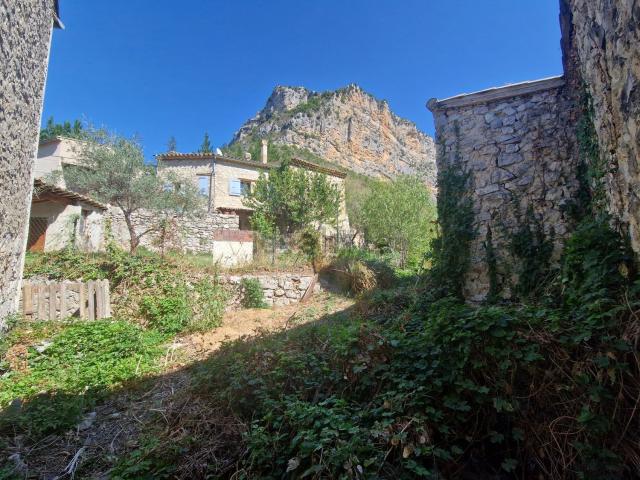 Maison, Saint May