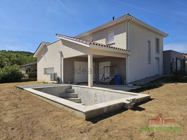 Maison, Saint Uze