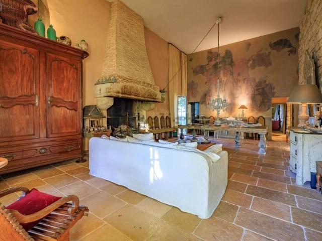 Maison, Sainte Radegonde