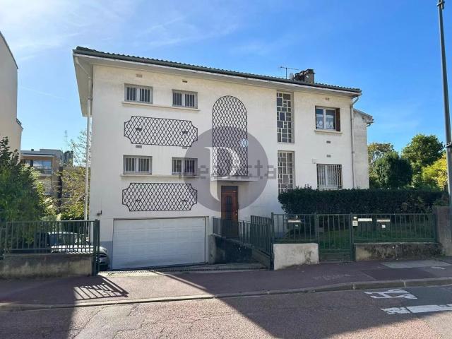 Maison, Sceaux
