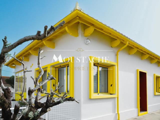 MAISON SEVENTIES AU CHARME AFFIRMÉ PROCHE PLAGE & COMMERCES