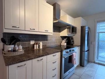 Maison semi détaché, 53 pieds x 18 pieds avec sous sol 3 chambre à coucher