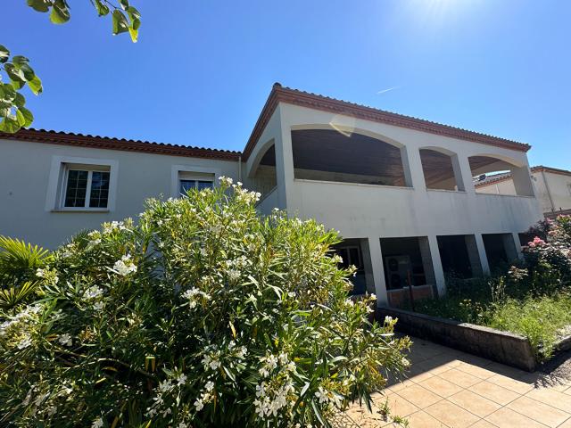 Maison semi enterrée avec piscine
