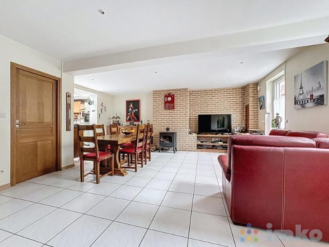 Maison semi flamande, 4 chambres, jardin, double garage et 2 pla