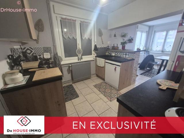 Maison semi individuelle 2 chambres et un bureau avec garage et jardin