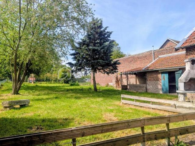 Maison semi mitoyenne de 131 m2 sur 965 m2 de terrain. Fort potentiel