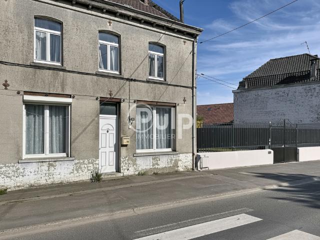 Maison semi mitoyenne à rénover totalement avec jardin
