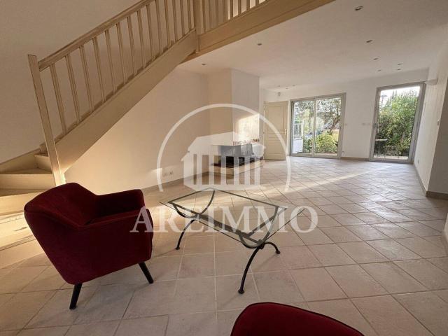 Maison semi plain pied avec piscine et jardin à Saint Gély du