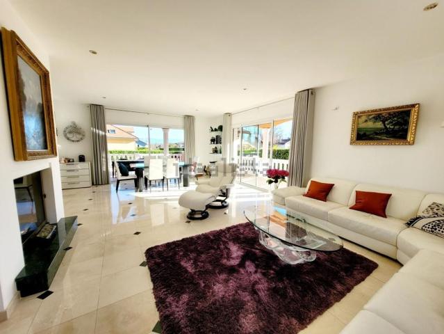 Maison, Sergy