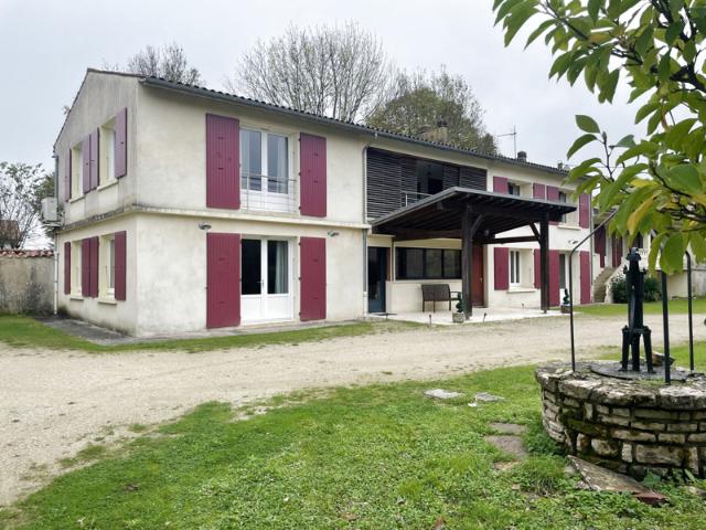 Maison spacieuse avec annexe, garages, parc et piscine