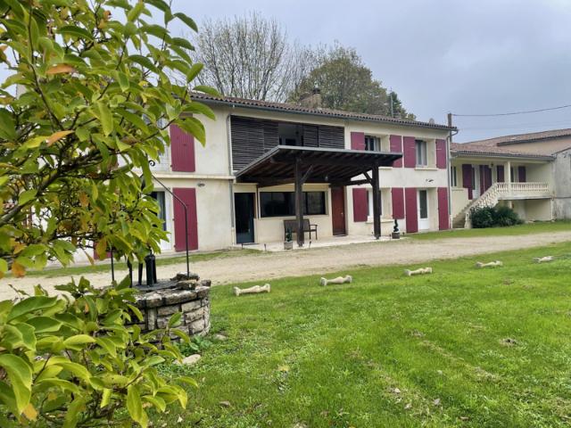 Maison spacieuse avec annexe, garages, parc et piscine