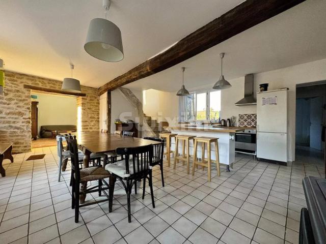 Maison spacieuse avec belles pierres, terrasses et grange
