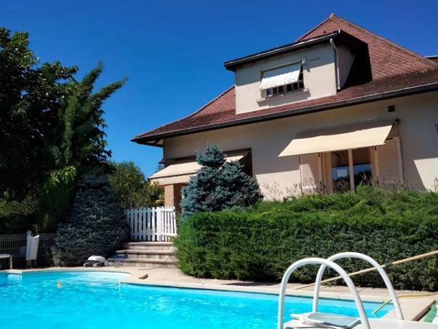 Maison spacieuse avec piscine à Thiers, France