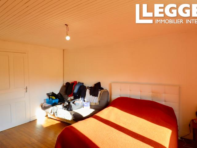 Maison spacieuse de 3 chambres avec jardin attenant, située au centre d'un village du Périgord Vert