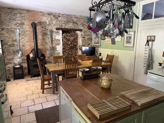 Maison spacieuse de 4 à 5 chambres, cuisine équipée, grands. 152m² Confolens