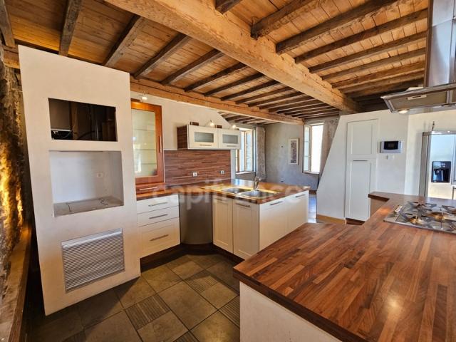 MAISON SPACIEUSE ET ATYPIQUE, 182M2 HABITABLES, 3 CHAMBRES, GRANDE TERRASSE AVEC VUE DÉGAGÉE et IMPRENABLE,10MIN DE L’AUTOROUTE, 1H DE LYON