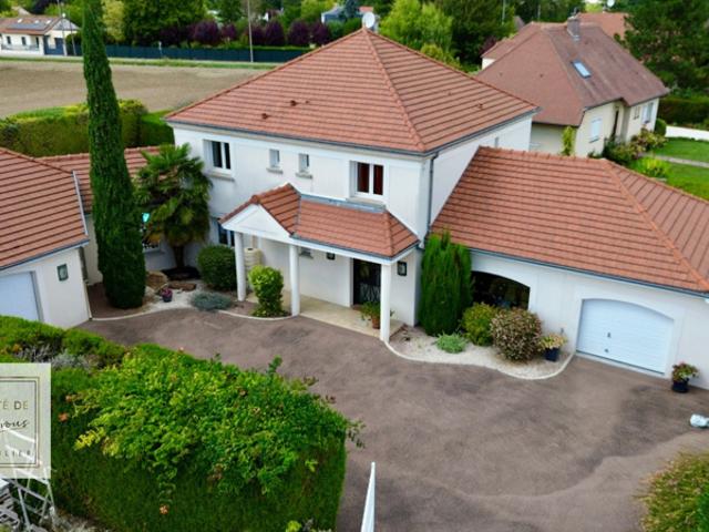 MAISON SPACIEUSE ET FAMILIALE AVEC PISCINE À LA RIVIÈRE DE C