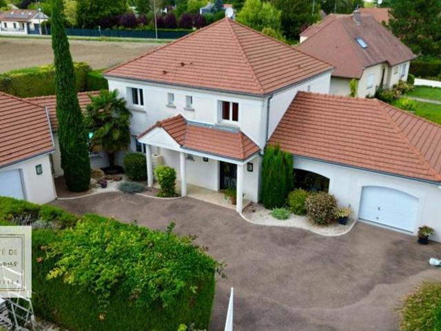 MAISON SPACIEUSE ET FAMILIALE AVEC PISCINE À LA RIVIÈRE DE C