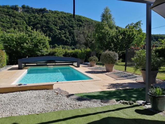 Maison spacieuse et lumineuse avec grand garage et piscine dans la vallée du Lot
