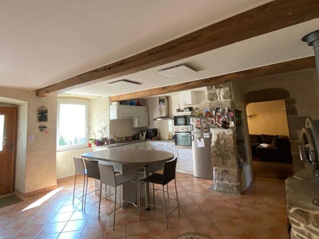 Maison spacieuse en pierres avec terrain