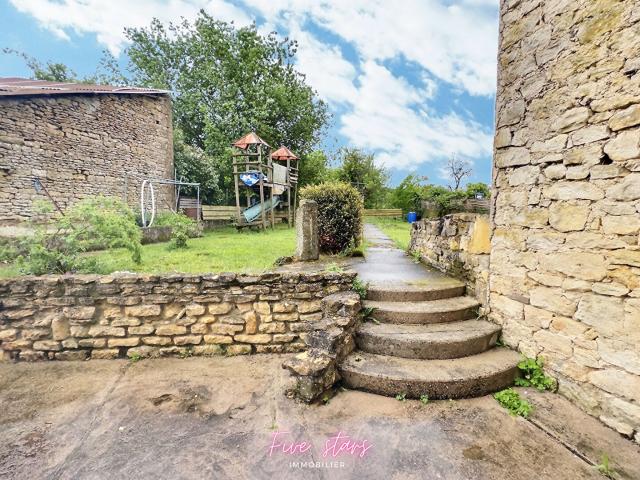 Maison gros volumes, 5 chambres, grange et jardin