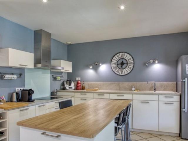 Belle maison de 210 m² avec piscine Calme et proximité des c. 210m² Atur