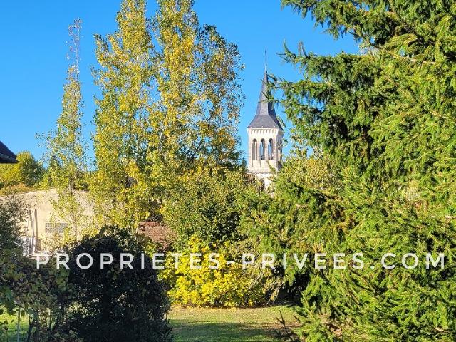 Maison St Pierre De Chignac. 4 chambres. Grand parking. Garage/atelier 50 m2.Terrain:2245 m2