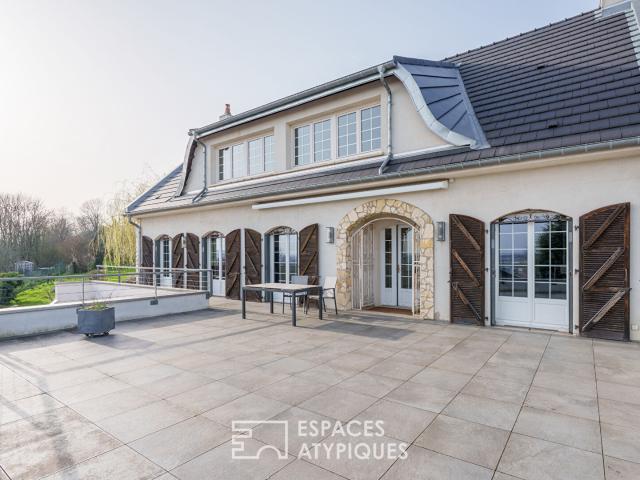 Maison sur les hauteurs et sa terrasse avec vue contemplative