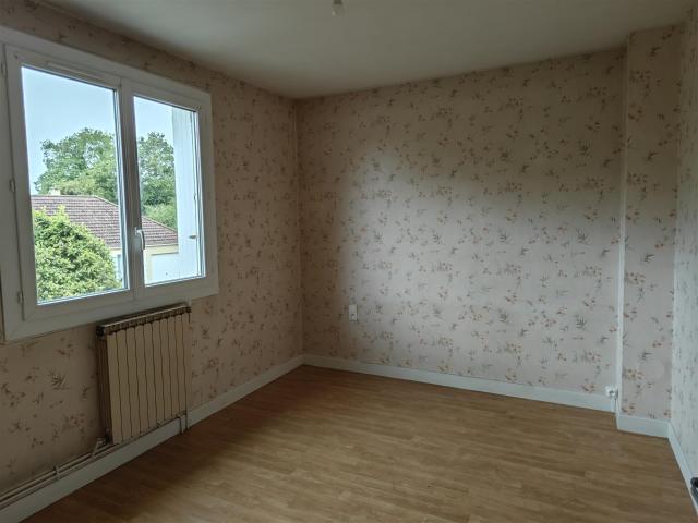 Maison sur sous sol avec grange et terrain 44m² La Souterraine