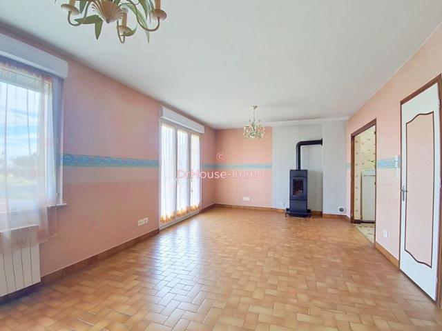 Maison familiale sur sous sol de 72 m2 avec combles aménageables de 41 m2 jardin de 570 m2 à Saint Hilaire du Harcouêt proche de toutes les commodités à pied