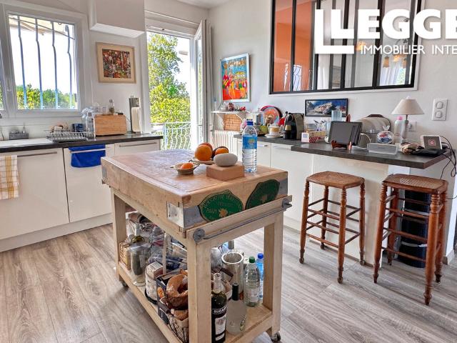 SOUS OFFRE* Maison sur sous sol joliment rénovée de 4 chambres avec grand jardin et petit étang