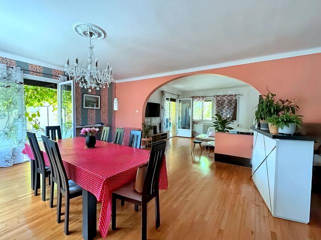 Maison sur sous sol semi enterré rénovée, 4 chambres proche commerces