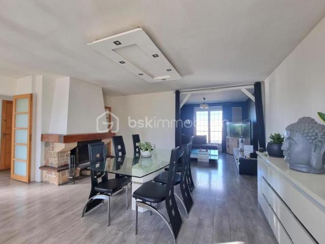 MAISON SUR SOUS SOL TOTAL_ 4 CHAMBRES_ PISCINE !