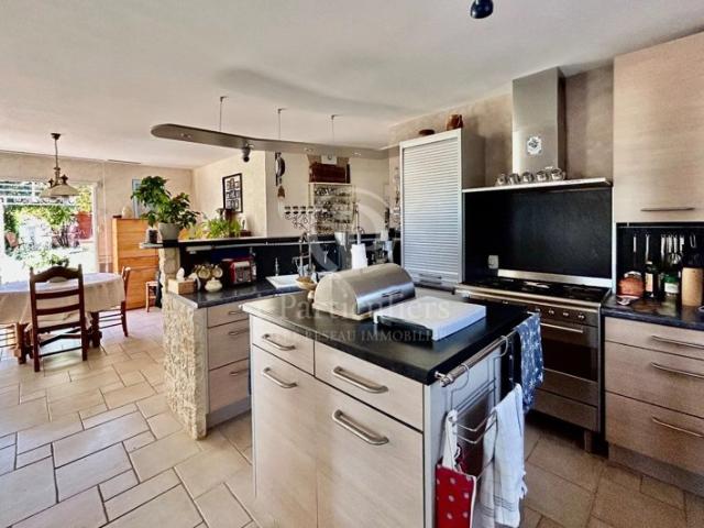 Maison sur terrain de 1225 m2 arboré, clos avec piscine