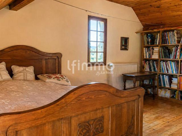 Maison sur terrain de 27 ares avec source