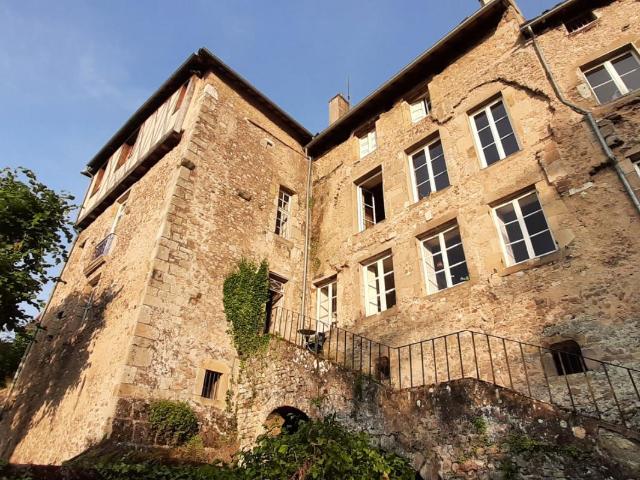 Maison sur trois niveaux dans le coeur historique avec vue sur le Morvan et jardin privatif