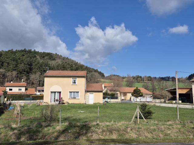 Maison sur 2 niveaux avec terrain clos