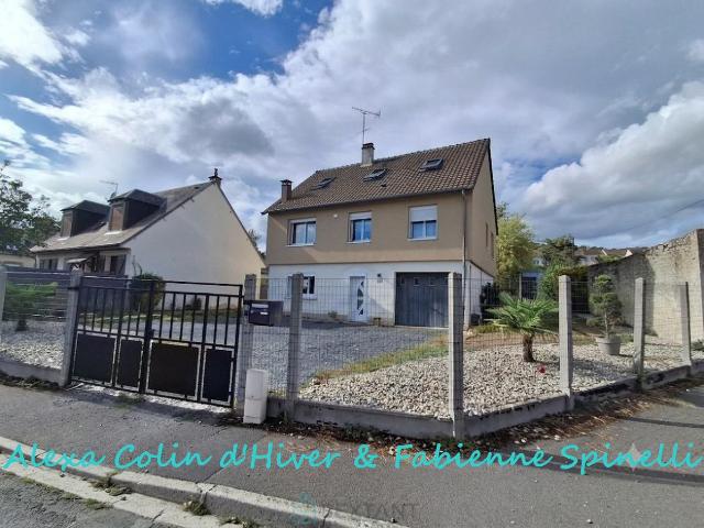 Maison surélevée sur sous sol total dans village recherché