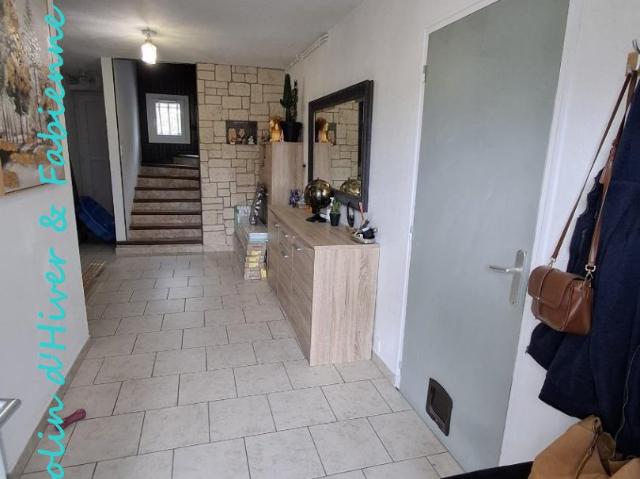 Maison surélevée sur sous sol total dans village recherché