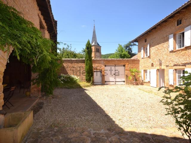 Maison, Porte des Pierres Dorées