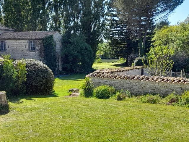 Superbe propriété de village française avec maison d'amis, vaste domaine clos et lac privé