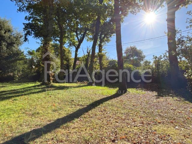 Maison Parc boisé 1588 m2 proche plage