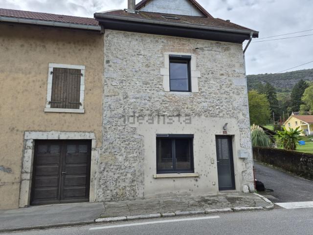Maison, Peyrieu
