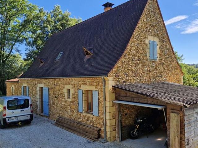 Maison perigordine en pierres dans bel environnement et terrain