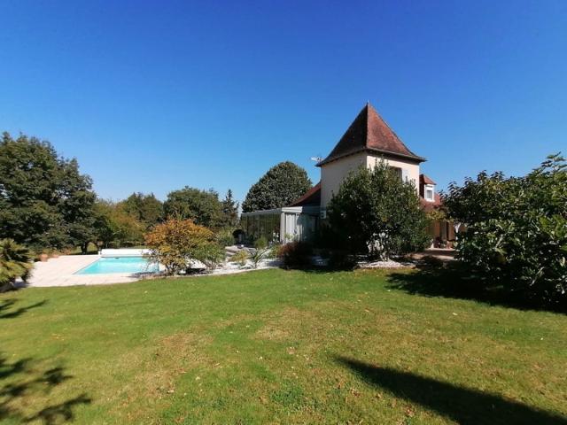 Maison périgourdine avec piscine, verger et 1 ha – campagne de Bergerac