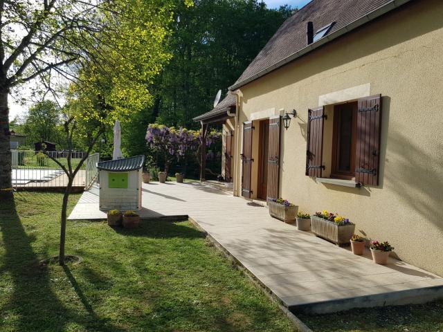 Maison périgourdine, piscine, et terrain de 4256m2 en partie boisé, 15mn de Sarlat