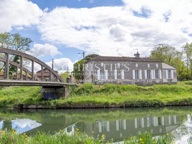 Maison pittoresque au bord des canaux avec accès direct à l'. 295m² Bordeaux
