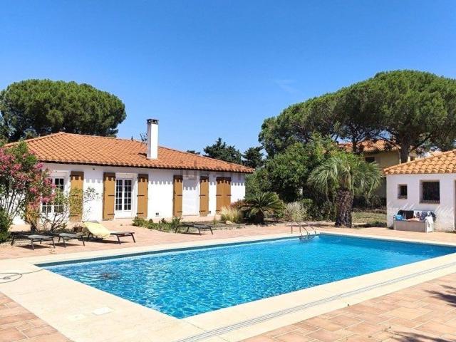 Maison, Pia