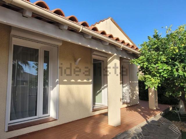 Maison, Pia