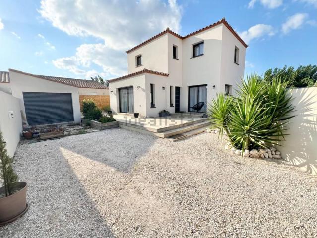 Maison, Pia